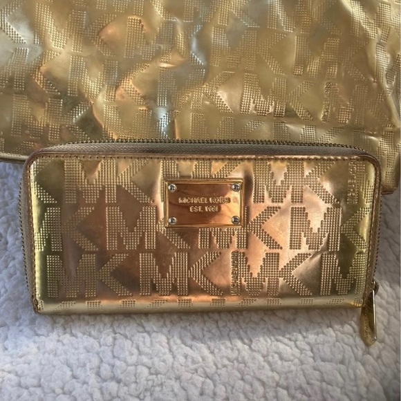 Micheal Kors tote and wallet - Picture 3 of 10